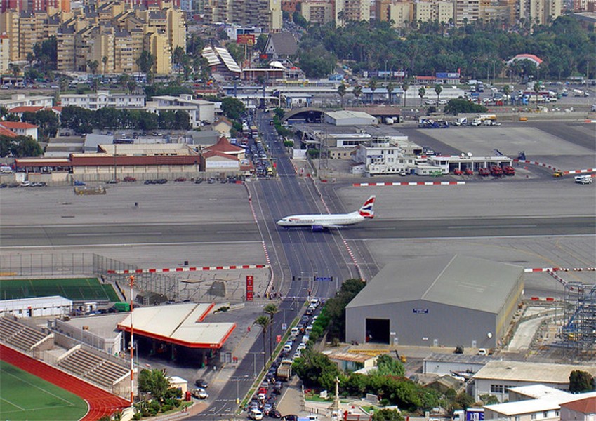 Đoạn  giao lộ kỳ quặc bậc nhất này nằm ở khu vực đường băng sân bay Gibraltar. Trong ảnh, dòng xe ô tô dừng lại trước đèn đỏ để máy bay cất cánh.